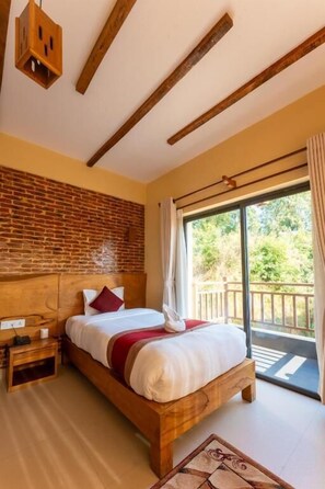 办公桌、笔记本电脑工作区、免费 WiFi