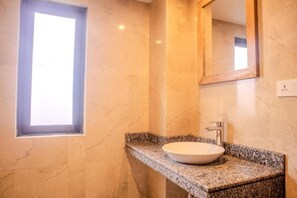 Shower, free toiletries, hair dryer, towels - Pinnacle Residences Pokhara (Pokhara)