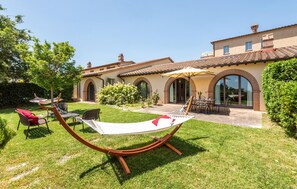 Outdoor dining - 3 bedroom awesome home in Trequanda (Trequanda)