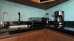 Refrigerador, microondas, placa de cocina, cafetera/tetera