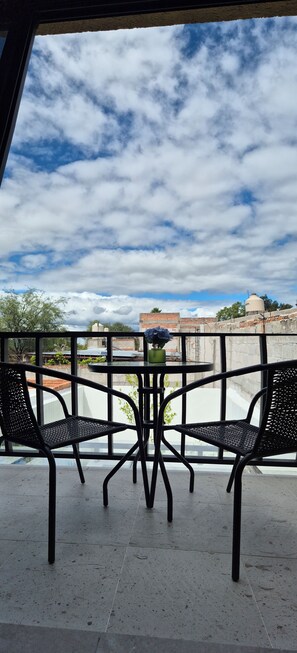 Outdoor dining - Casa Merlot: modern and boutique near the center of town (Tequisquiapan)