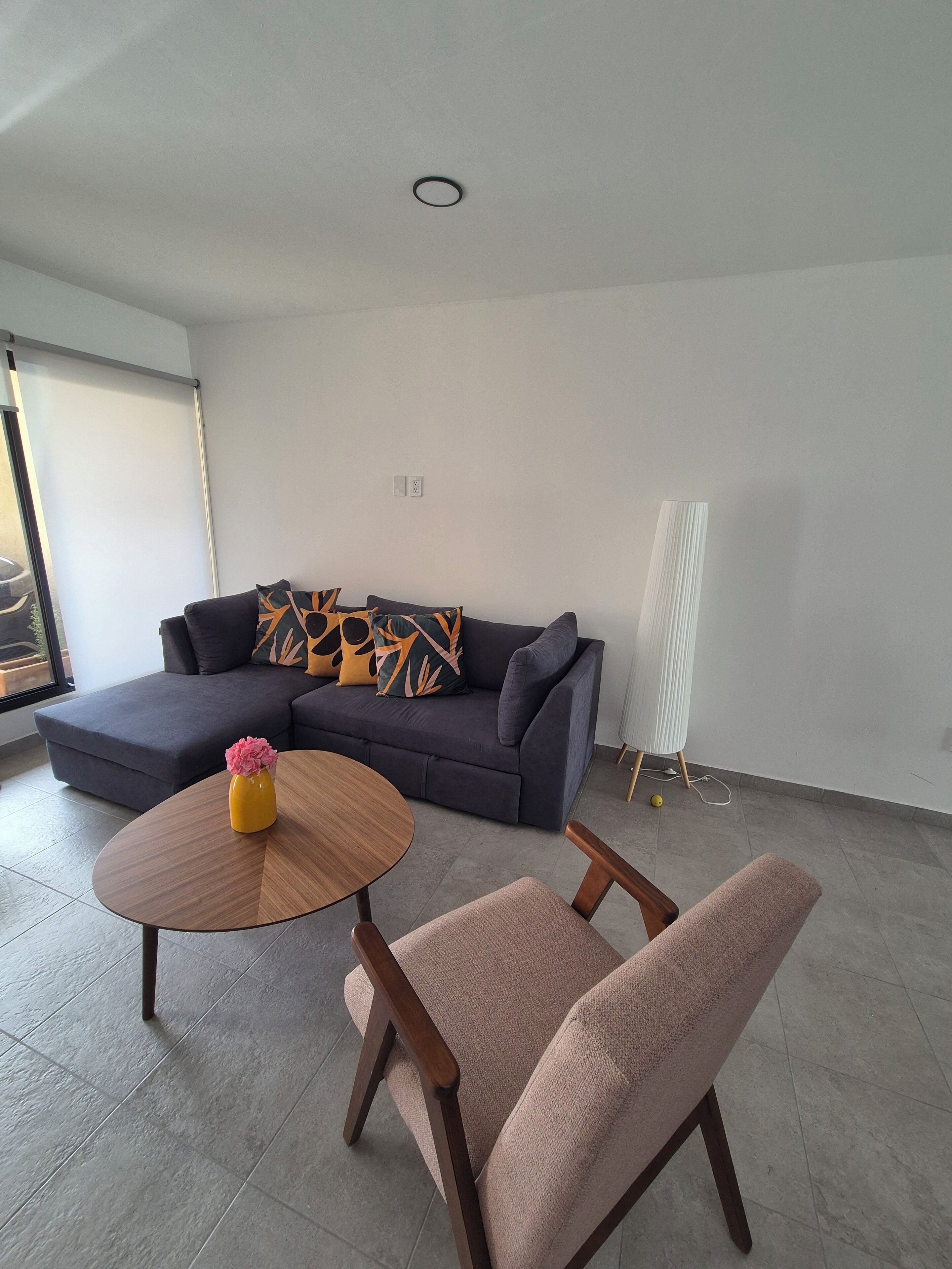 智能电视、书、立体声音响