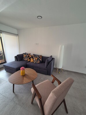 Smart TV, books, stereo