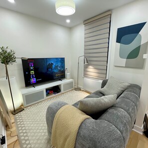 TV - Villa Moderna 5 min from métro + parking (Montréal)
