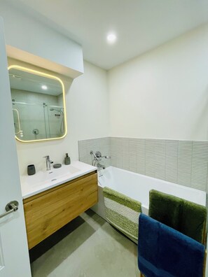 Shower, hair dryer, towels, soap - Villa Moderna 5 min from métro + parking (Montréal)