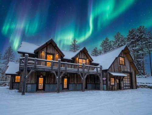 New! Spacious Lodge | 3 Kings | Hot Tub & Fire Pit