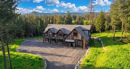 New! Spacious Lodge | 3 Kings | Hot Tub & Fire Pit