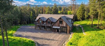 New! Spacious Lodge | 3 Kings | Hot Tub & Fire Pit
