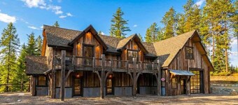 New! Spacious Lodge | 3 Kings | Hot Tub & Fire Pit