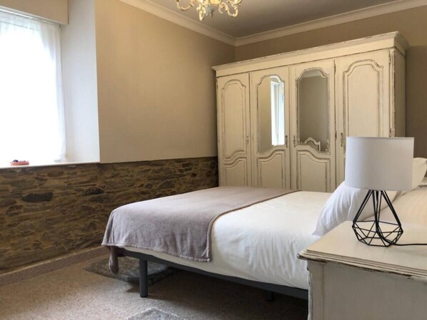 Vauvan matkasänky, Wi-Fi, vuodevaatteet