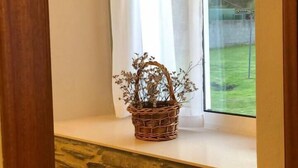 A wicker basket with dried flowers on a window sill. - Cozy house near the beach of Meirás. (Montefaro (Meiras))