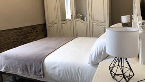 A bedroom with a bed, a dresser, and a lamp. - Cozy house near the beach of Meirás. (Montefaro (Meiras))