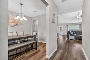Ein modernes Interieur mit Essbereich, Wohnzimmer und Flur.