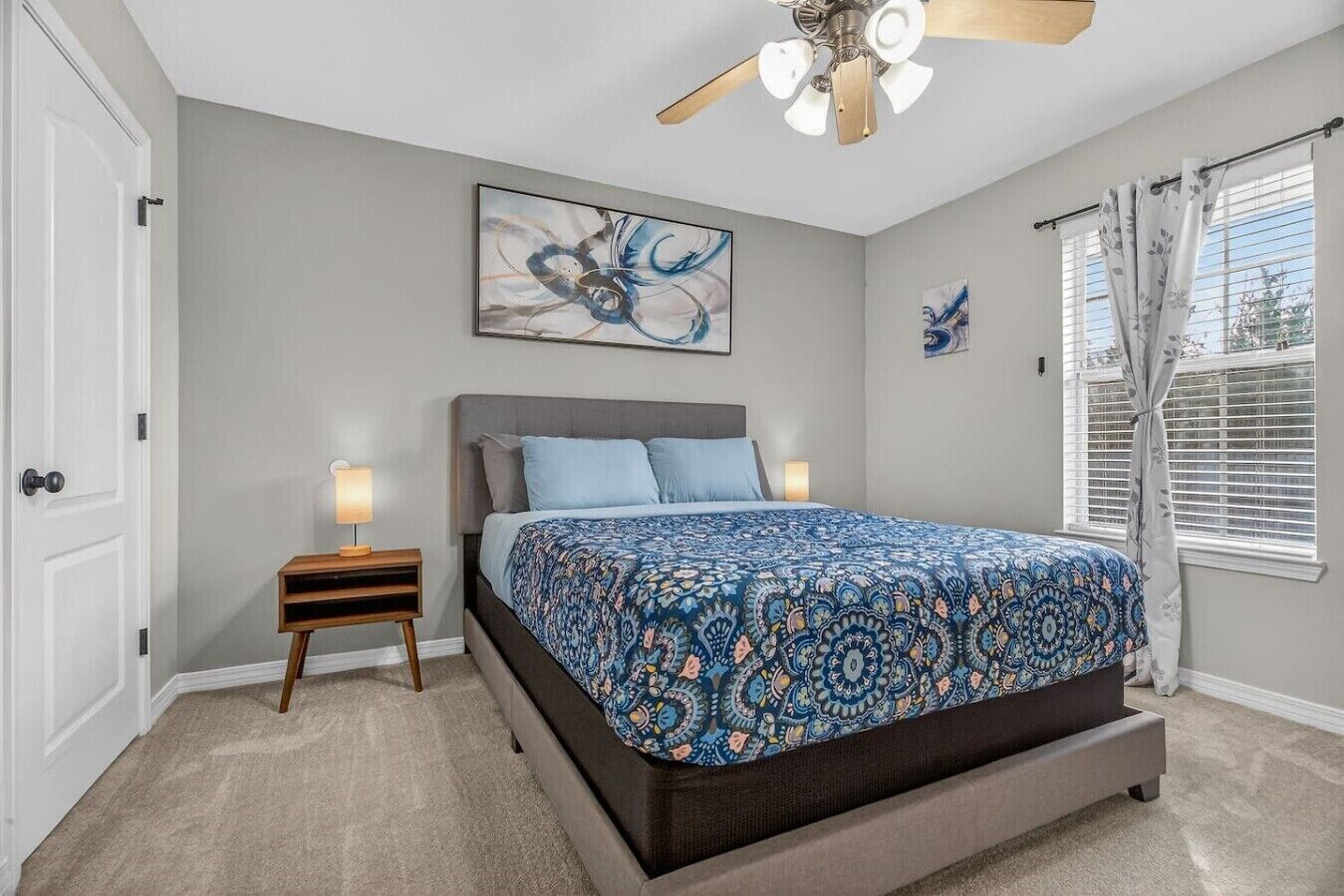 Desk, iron/ironing board, WiFi, bed sheets