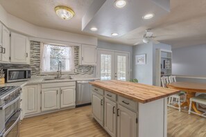 Frigorífic, microones, forn i placa de cuina 