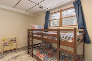 4 bedrooms, free WiFi, bed sheets - Riverbend Retreat- walk to golf course (South Haven)