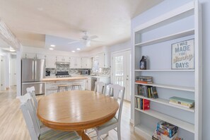 Fridge, microwave, oven, stovetop - Riverbend Retreat- walk to golf course (South Haven)