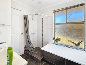 Een douche, een haardroger, handdoeken, shampoo