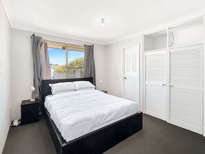 Iron/ironing board, WiFi, bed sheets - Comfortable 3-Bed Home in Marangaroo (Marangaroo)