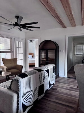 3 habitaciones, tabla de planchar con plancha, wifi y ropa de cama 