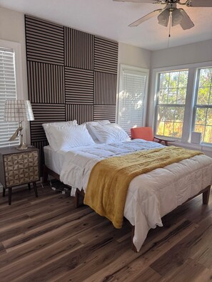 3 bedrooms, iron/ironing board, WiFi, bed sheets - Classic 3-bedroom 2-bath House Minutes from Downtown (San Antonio)