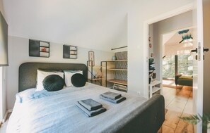 Travel cot, free WiFi