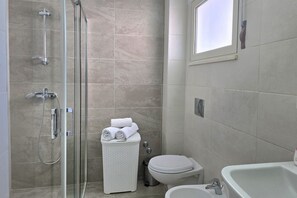 Shower, bidet, towels - Perla Holiday Homes 146, Lalzit Bay, Albania (Lalzit Bay)