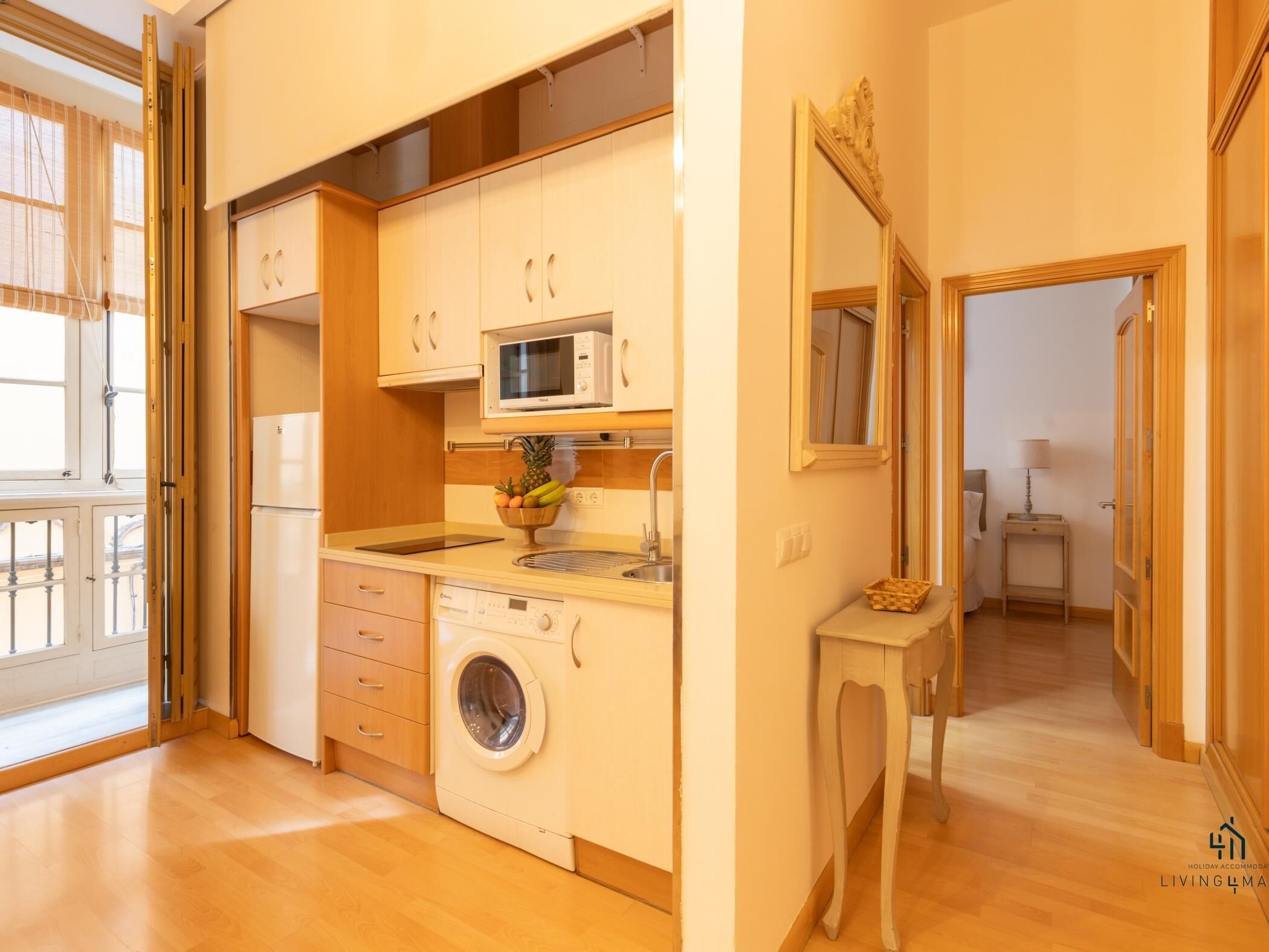 Een koelkast, een magnetron, een koffiezetapparaat/waterkoker