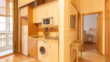 Een koelkast, een magnetron, een koffiezetapparaat/waterkoker