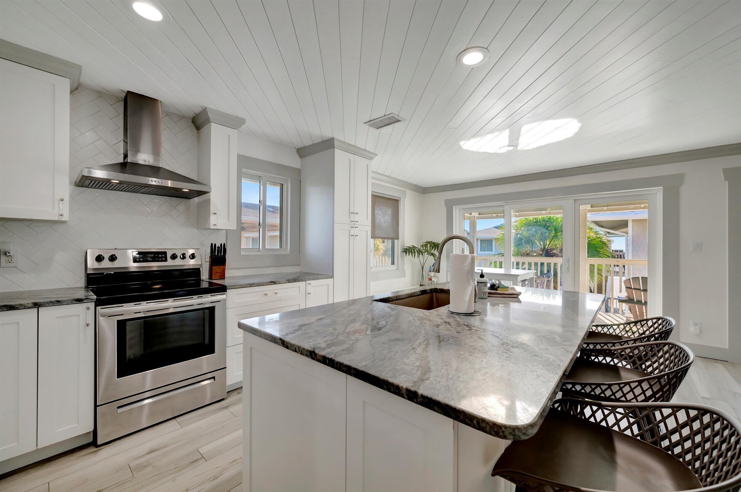 Premier Condo, 2 Bedrooms, Beachside | Private kitchen