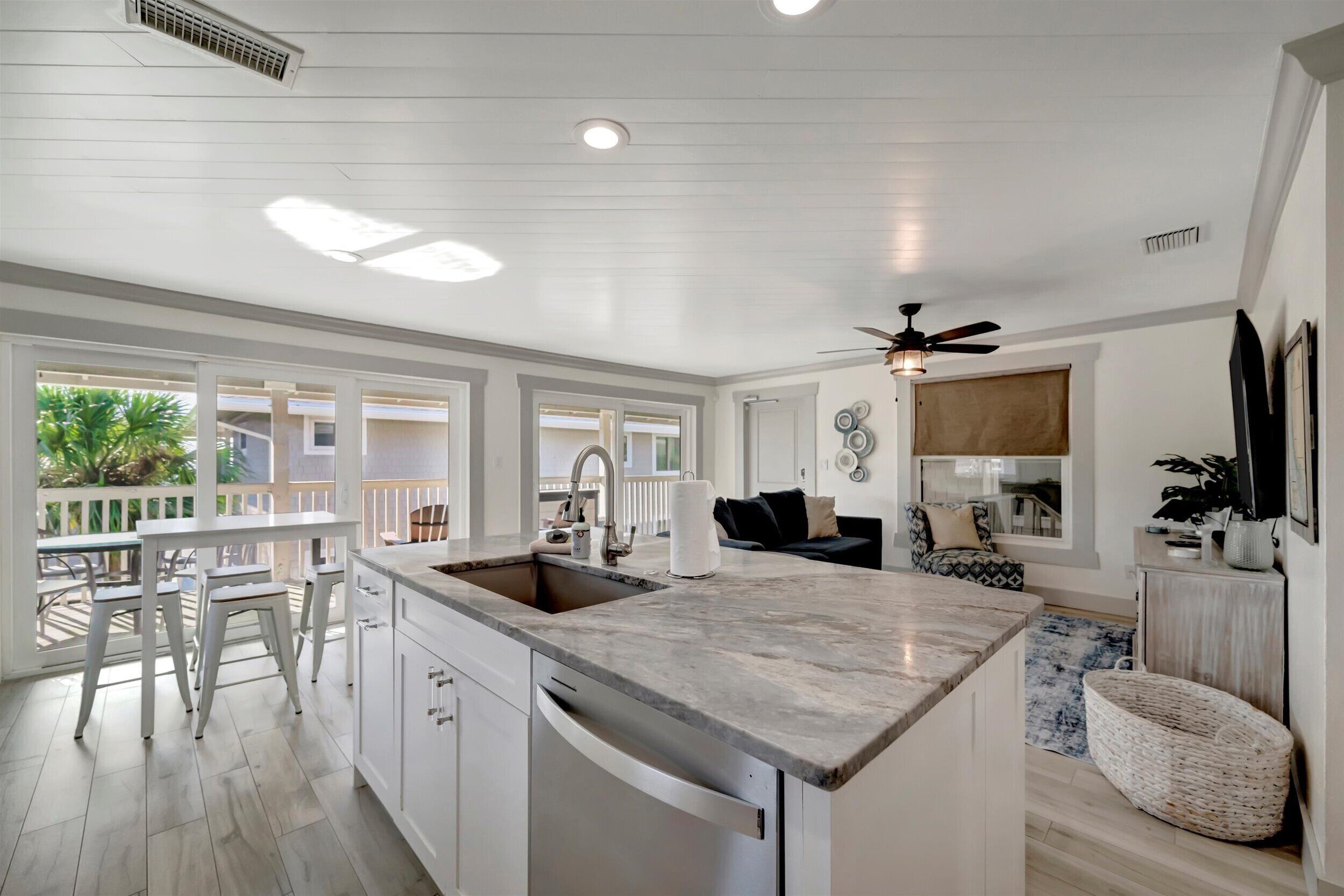 Premier Condo, 2 Bedrooms, Beachside | Interior