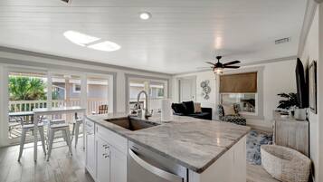 Premier Condo, 2 Bedrooms, Beachside | Interior
