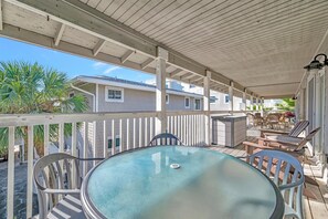 Apartamento Premier, 2 habitaciones, junto a la playa | Restaurante al aire libre