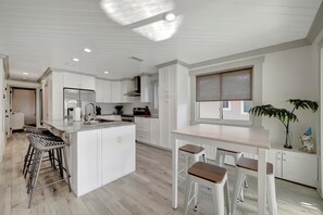 Premier-Apartment, 2 Schlafzimmer, am Strand | Eigene Küche