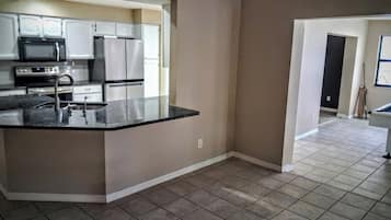 Réfrigérateur, four à micro-ondes, un four, surface de cuisson