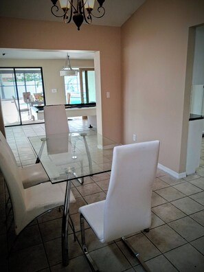 Interior - Spacious 4-bedroom home with pool table, pool,and 15 min from everything Tampa (Riverview)