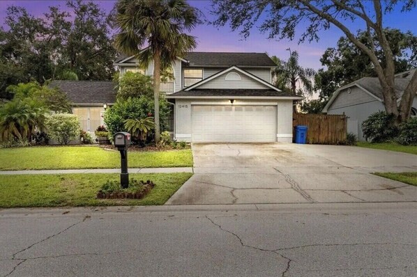 Exterior - Spacious 4-bedroom home with pool table, pool,and 15 min from everything Tampa (Riverview)