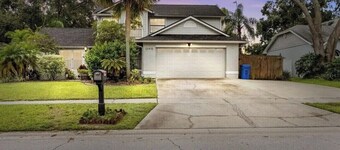 Spacious 4-bedroom home with pool table, pool,and 15 min from everything Tampa