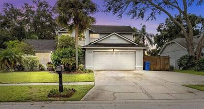 Spacious 4-bedroom home with pool table, pool,and 15 min from everything Tampa