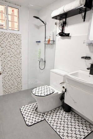 Dusche, Haartrockner, Handtücher, Seife