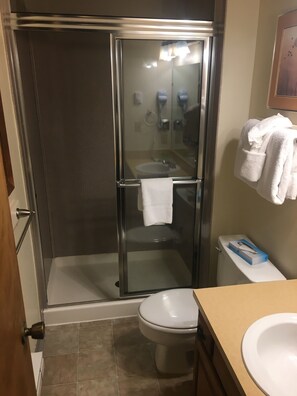 Shower, hair dryer, towels, soap - Cozy 2-bedroom 2-bath condo in Winter Park just 2 miles from the mountain (Winter Park)