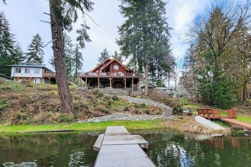 Dog-Friendly lakefront home with dock, kayaks & game room