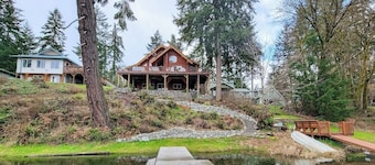 Dog-Friendly lakefront home with dock, kayaks & game room