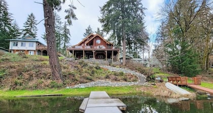 Dog-Friendly lakefront home with dock, kayaks & game room