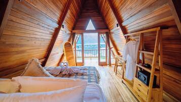 Suite, Lake View | Meja, Wi-fi percuma, cadar katil