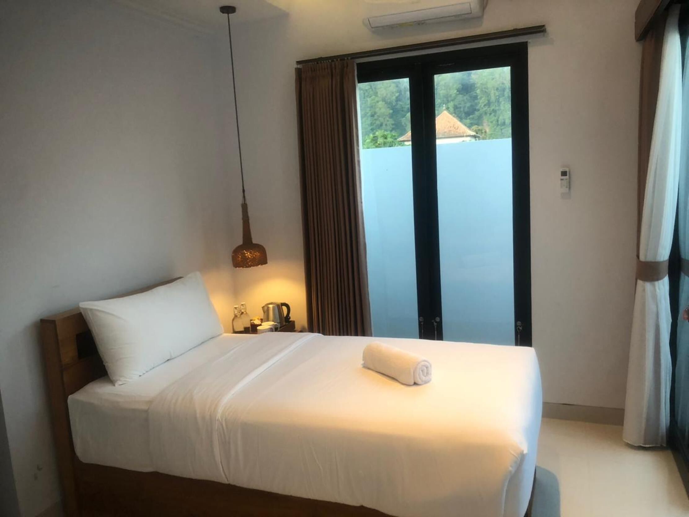 Escritorio, wifi gratis y ropa de cama 