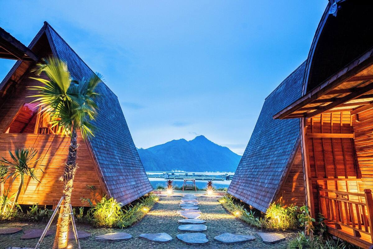 One Bedroom Suite Villa Lake View | Desk, free WiFi, bed sheets