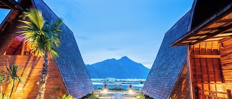 Phòng Suite, quang cảnh hồ | Bàn, truy cập Internet không dây miễn phí, bộ trải giường