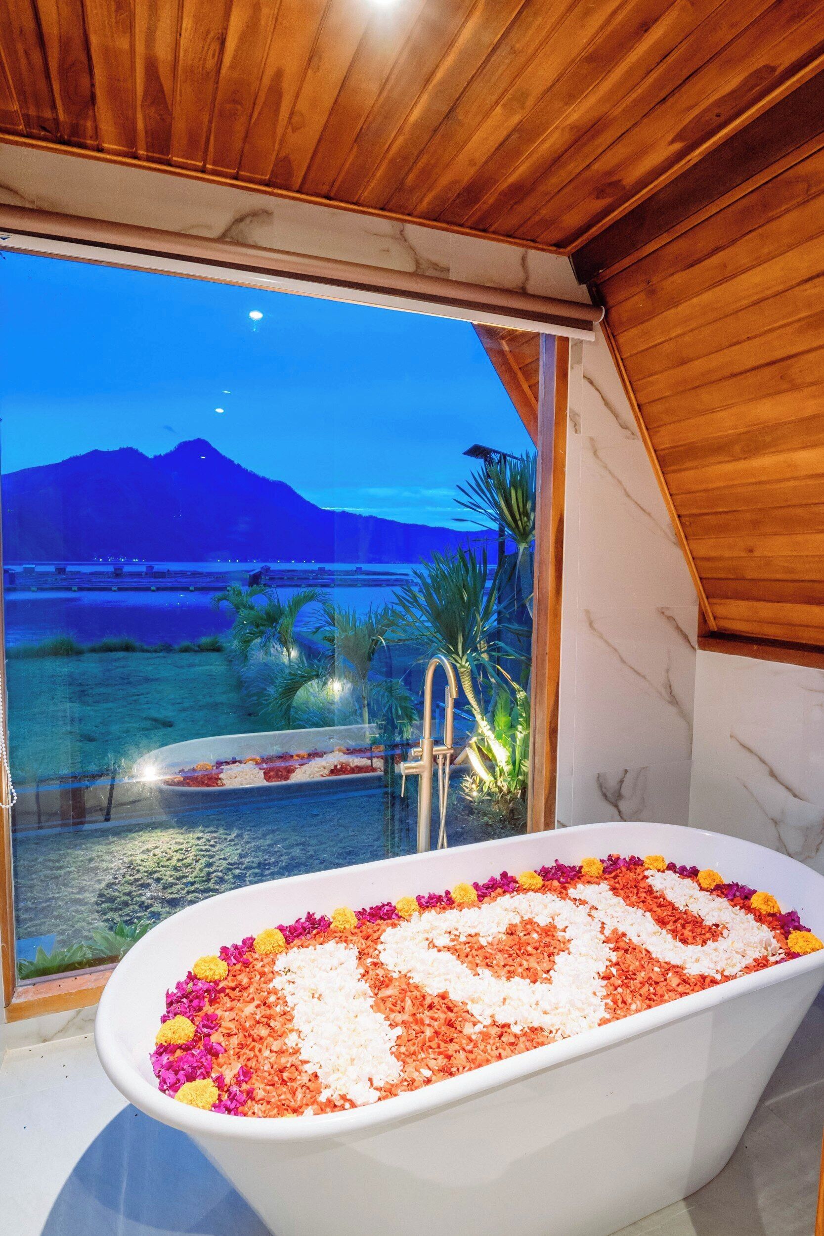 Suite, pemandangan danau | Kamar mandi | Pengering rambut, handuk, sabun, dan sampo