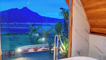 Suite, pemandangan danau | Kamar mandi | Pengering rambut, handuk, sabun, dan sampo